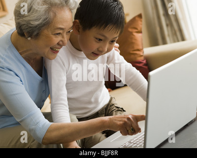 Großmutter und Enkel mit laptop Stockfoto