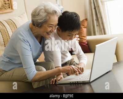 Großmutter und Enkel mit laptop Stockfoto