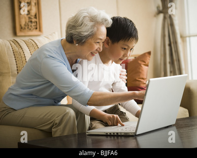 Großmutter und Enkel mit laptop Stockfoto