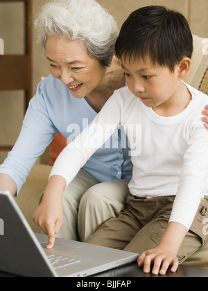 Großmutter und Enkel mit laptop Stockfoto