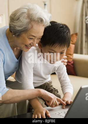 Großmutter und Enkel mit laptop Stockfoto