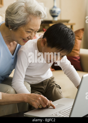 Großmutter und Enkel mit laptop Stockfoto