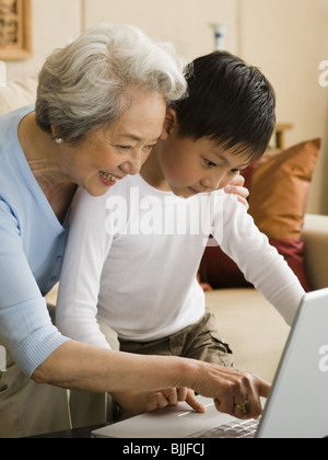 Großmutter und Enkel mit laptop Stockfoto