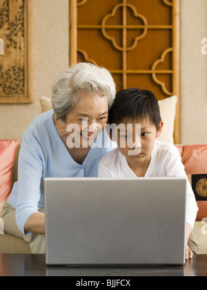 Großmutter und Enkel mit laptop Stockfoto