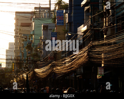 Strom und Telefon Kabel, die über eine Straße in Saigon oder Ho-Chi-Minh-Stadt in Vietnam Stockfoto
