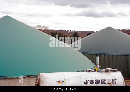 Biogas Lagertanks auf einer Farm, die Erzeugung von Energie aus Abfall Stockfoto