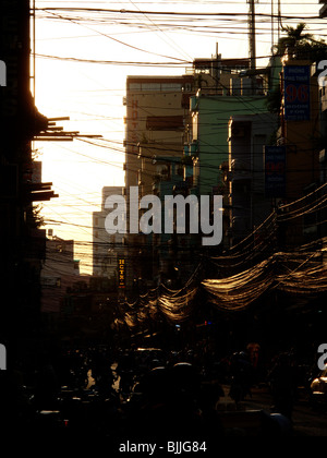 Strom und Telefon Kabel, die über eine Straße in Saigon oder Ho-Chi-Minh-Stadt in Vietnam Stockfoto