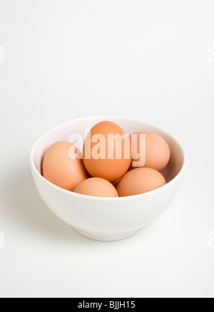 Essen, Uncooked, Eiern, Freilandeier in einer Schüssel auf einem weißen Hintergrund. Stockfoto