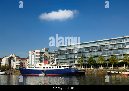 Das Kreuzfahrtschiff Harmony II liegt am Hanover Quay im Bristol Floating Harbour, Bristol, England. Stockfoto