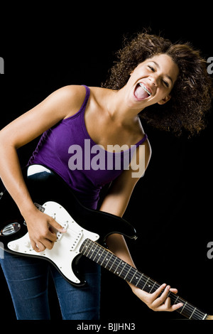 Mädchen spielt e-Gitarre Stockfoto