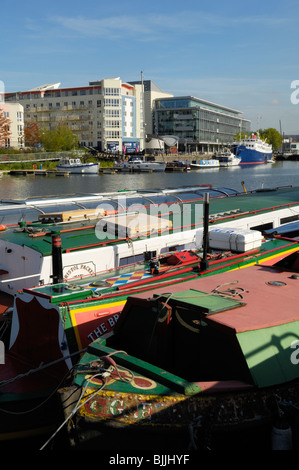 Blick über den schwimmenden Hafen von Wapping Wharf in Richtung Hannover Quay. Bristol, England. Stockfoto