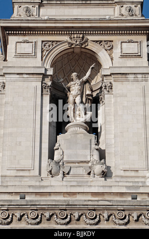 Nahaufnahme von Details auf den ehemaligen Port of London Authority, aufbauend auf Trinity Square, London, UK. Stockfoto