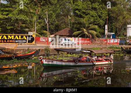 Indien, Kerala, Alappuzha (Alleppey) Nord-Kanal, Touristen auf kleinen Rückstau touristischen Ausflug Boot Stockfoto