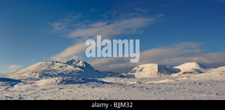 Panorama von entfernten schneebedeckten Berge und blauer Himmel über tief verschneite Moorlandschaft und driftete Schnee weite gesehen Stockfoto