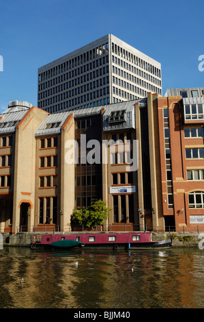 Ein Schmalboot vertäute im schwimmenden Hafen in der Nähe der Bristol Bridge. Bristol, England. Stockfoto