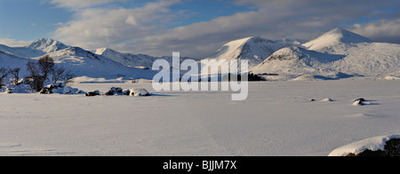 Panorama der Ferne schneebedeckte Berge und blauer Himmel über eine weite von Schnee bedeckten zugefrorenen See gesehen Stockfoto