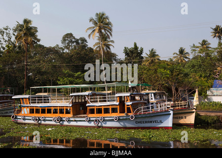 Indien, Kerala, Alappuzha (Alleppey) Nord-Kanal, zwei großen Rückstau touristischen Ausflugsboote Stockfoto