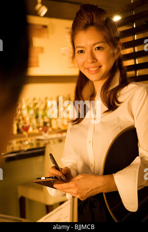 Kellnerin, die Bestellung des Kunden Stockfoto