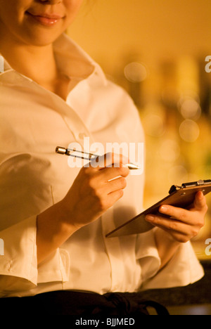 Kellnerin, die Bestellung des Kunden Stockfoto