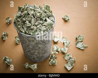 Papierkorb mit zerknitterten Geld Stockfoto