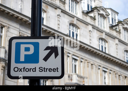 Verkehrszeichen am Cavendish Square, London, England, zeigt Parkmöglichkeiten in der Nähe Oxford street Stockfoto