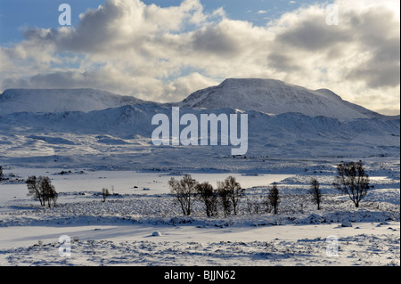 Verschneite Landschaft mit gefrorenen See und die umliegenden Berge unter einer blauen Winterhimmel Stockfoto