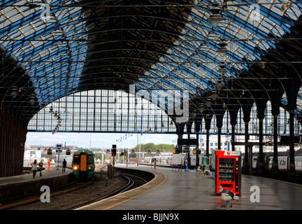 England, East Sussex, Brighton, renovierte neu mainline Railway Station Interieur. Stockfoto