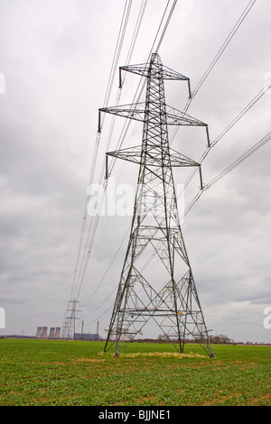 Strommasten unter Freileitungen aus dem Westen Burton Kohlekraftwerk in Nottinghamshire. Stockfoto