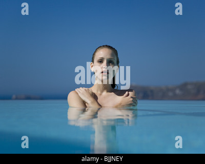 Frau im Pool im freien Stockfoto