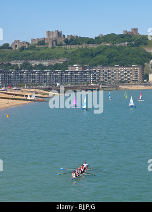 Yachten, Segeln vor Dover Beach mit der Burg im Hintergrund, Kent, England, UK Stockfoto