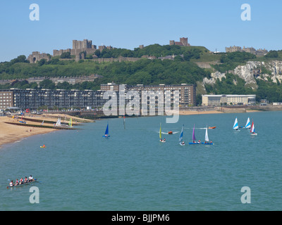 Yachten, Segeln vor Dover Beach mit der Burg im Hintergrund, Kent, England, UK Stockfoto