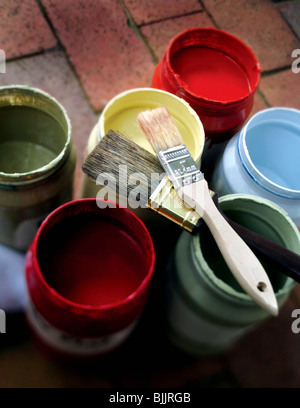 Pinsel auf Farbtöpfe (erhöhte Ansicht) Stockfoto