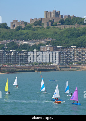 Yachten, Segeln vor Dover Beach mit der Burg im Hintergrund, Kent, England, UK Stockfoto