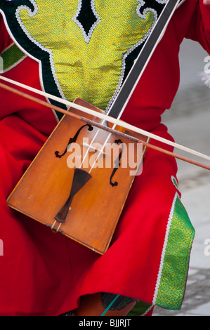 Mongolische Mann spielen Pferdkopf Geige. Stockfoto