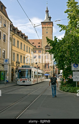 Moderne Straßenbahn im Stadtzentrum von Würzburg, Deutschland. Stockfoto