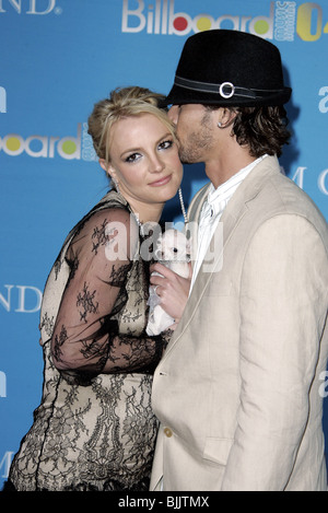 BRITNEY SPEARS, KEVIN FEDERLINE & Hund 2004 BILLBOARD MUSIC AWARDS MGM GRAND GARDEN ARENA MGM GRAND HOTEL LAS VEGAS USA 08 Dezem Stockfoto