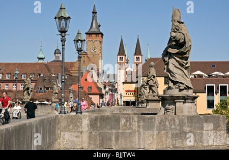 Auf der alten Mainbrücke in Würzburg, Bayern, Deutschland. Stockfoto