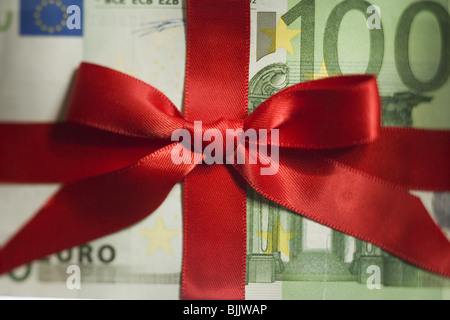 Hundert-Euro-Banknote mit Red Ribbon closeup Stockfoto
