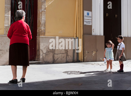 Zwei kleine Mädchen stehen im Widerspruch zu ihrer Großmutter, Spanien, Europa Stockfoto