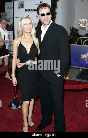 DANIELLE SPENCER & RUSSELL CROWE Aschenputtel Mann Welt PREMIERE UNIVERSAL CITY WALK BURBANK LOS ANGELES USA 23. Mai 2005 Stockfoto