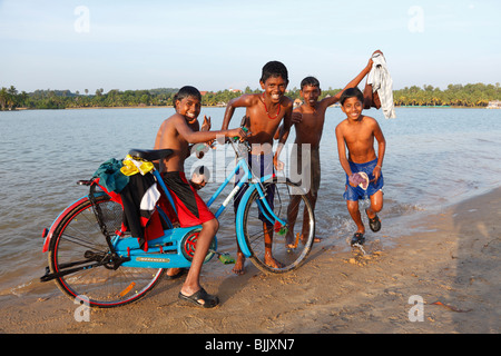 Kinder neben Poovar Fluss, Marl, Kerala, Südindien, Indien, Asien Stockfoto