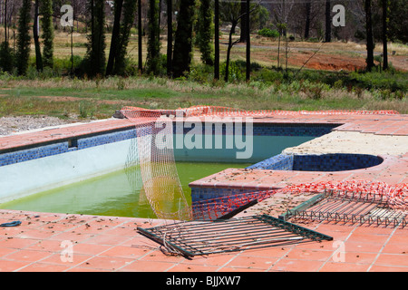 Ein Schwimmbad in Marysville, die bis zum Boden in den verheerenden 2009 Busch ausgelöst wurde feuert die 173 getötet Stockfoto