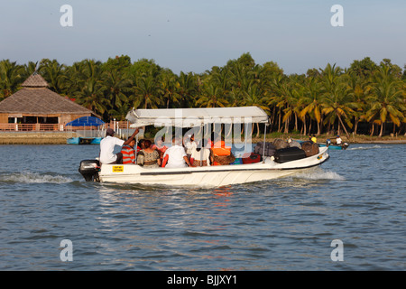 Boot mit Touristen und Koffer am Fluss Poovar Rückstau, Marl, Kerala, Südindien, Indien, Asien Stockfoto