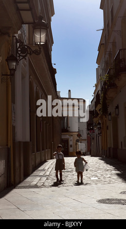 Zwei kleine Mädchen stehen in einer Gasse in einem andalusischen Dorf, Spanien, Europa Stockfoto