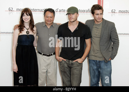 ANNE HATHAWAY ANG LEE HEATH LEDGER & JAKE GYLLENHAAL BROKEBACK MOUNTAIN PHOTOCALL. CASINO LIDO Venedig Italien 02 September 2 Stockfoto