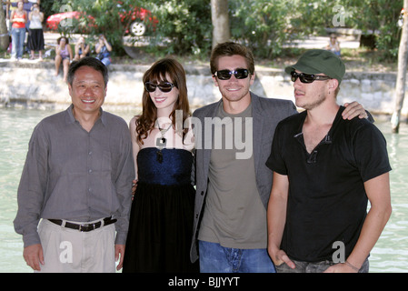 ANG LEE ANNE HATHAWAY JAKE GYLLENHAAL & HEATH LEDGER BROKEBACK MOUNTAIN PHOTOCALL. CASINO LIDO Venedig Italien 02 September 2 Stockfoto