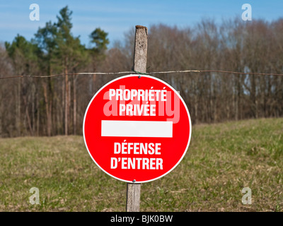 Französisch Propriété Privée / Défence d'Entrer Hinweis - Private Property / No Entry. Stockfoto