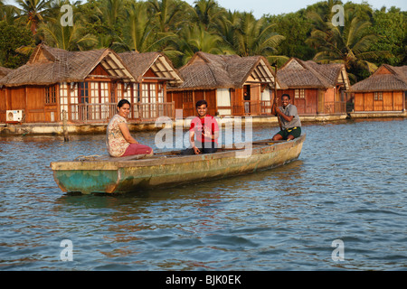 Boot vor den Bungalows des Resorts Hotel Isola di Cocco am Fluss Poovar Rückstau, Marl, Kerala, Südindien, ich Stockfoto