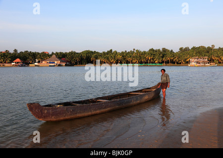 Schiffer auf dem Fluss mit seinem Lastkahn, Poovar River, Rückstau, vor dem Hotel Isola di Cocco Resort, Marl, Kerala, Süd Stockfoto