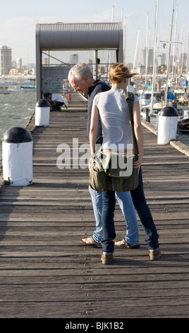 Ein paar sind Wind gestrahlt auf dem Pier in St Kilda, Melbourne, Australien. Stockfoto